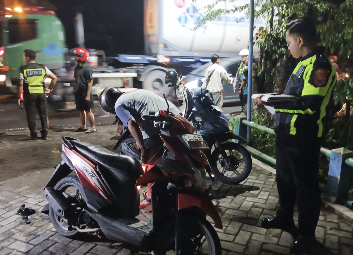 Kecelakaan lalu lintas (lakalantas) melibatkan dua sepeda motor terjadi di Jalan Raya Nurcholis Madjid, Dusun Tunggul, Desa Tunggorono, Kecamatan Jombang, Kabupaten Jombang Jawa Timur pada Senin 22 Desember 2025, malam.