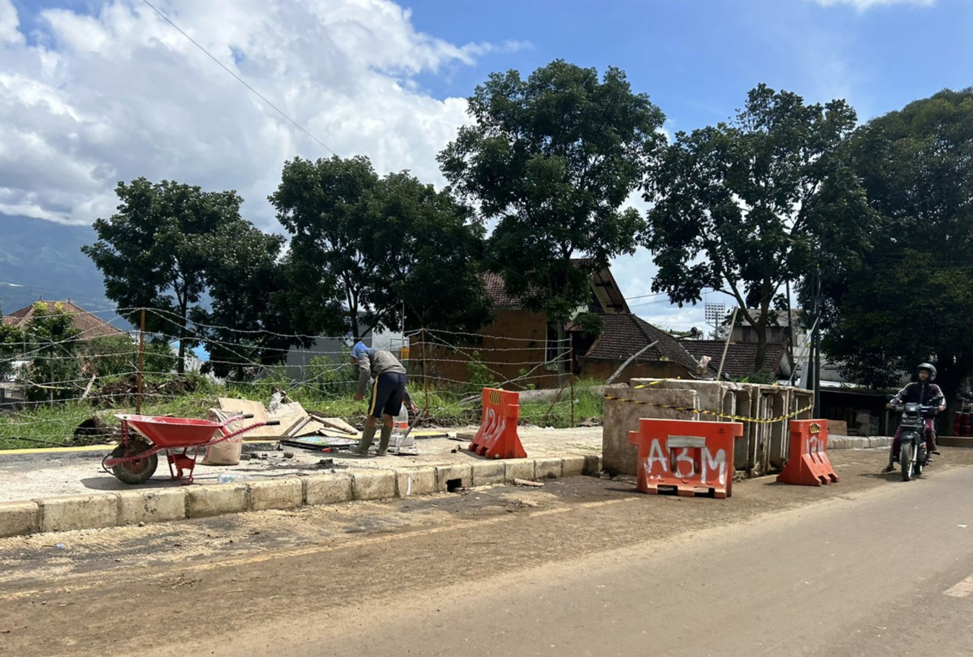 Pemerintah Kota Batu melalui Dinas Pekerjaan Umum dan Penataan Ruang (DPUPR) terus memacu penyelesaian proyek infrastruktur ruang publik berupa jalur pedestrian di sejumlah ruas jalan protokol.