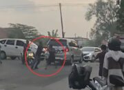 Video perkelahian antara sukarelawan pengatur lalu lintas (supeltas) atau yang dikenal sebagai pak ogah dengan sopir serta kru truk viral di media sosial (Medsos), milik warga Jombang.
