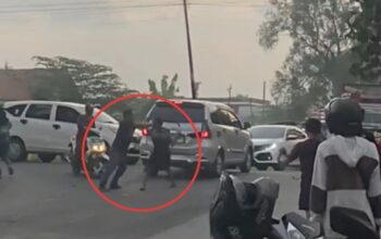 Video perkelahian antara sukarelawan pengatur lalu lintas (supeltas) atau yang dikenal sebagai pak ogah dengan sopir serta kru truk viral di media sosial (Medsos), milik warga Jombang.