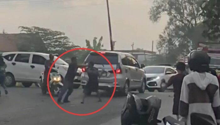 Video Duel Antara Pak Ogah dengan Sopir Truk di Simpang Empat Sumobito Jombang Viral di Medsos