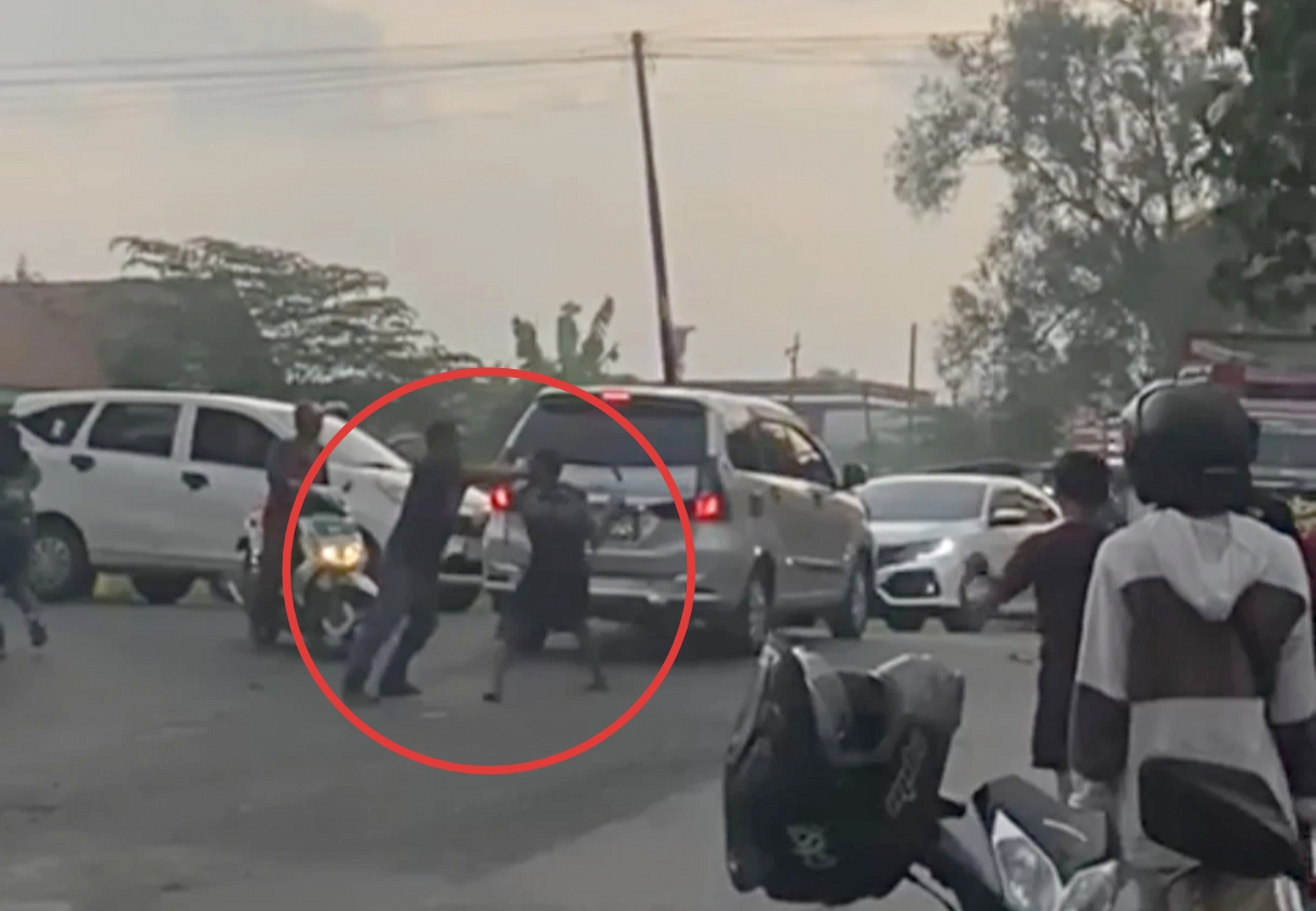 Video perkelahian antara sukarelawan pengatur lalu lintas (supeltas) atau yang dikenal sebagai pak ogah dengan sopir serta kru truk viral di media sosial (Medsos), milik warga Jombang.