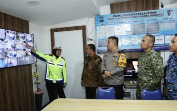 Pemerintah Kabupaten (Pemkab) Jombang, Jawa Timur menunjukkan komitmen menjaga keamanan dan kenyamanan perayaan Natal 2025, Bupati Jombang Warsubi bersama jajaran Forkopimda Jombang melakukan kunjungan ke sejumlah gereja dan pos pengamanan Natal dan Tahun Baru (Nataru).