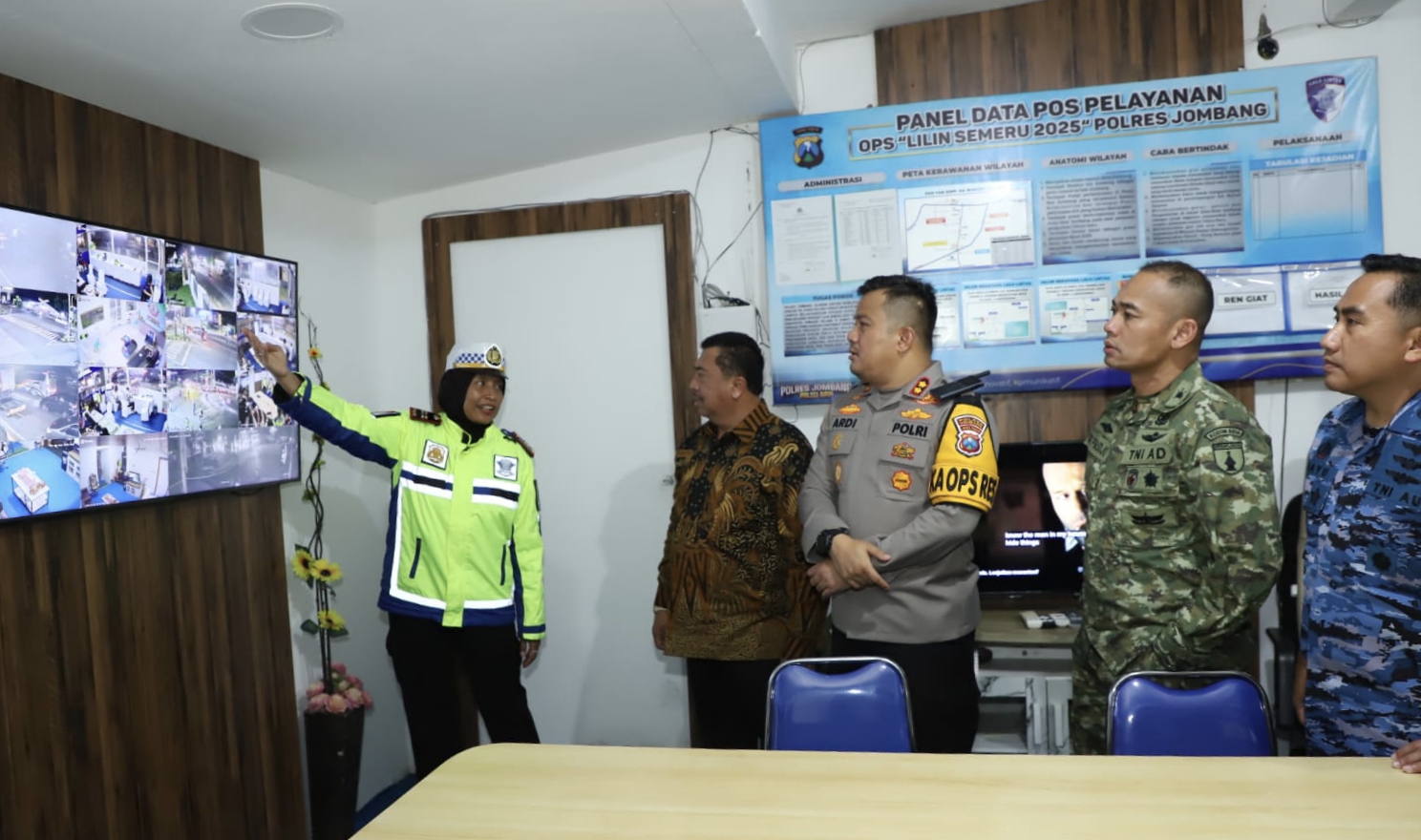 Pemerintah Kabupaten (Pemkab) Jombang, Jawa Timur menunjukkan komitmen menjaga keamanan dan kenyamanan perayaan Natal 2025, Bupati Jombang Warsubi bersama jajaran Forkopimda Jombang melakukan kunjungan ke sejumlah gereja dan pos pengamanan Natal dan Tahun Baru (Nataru).