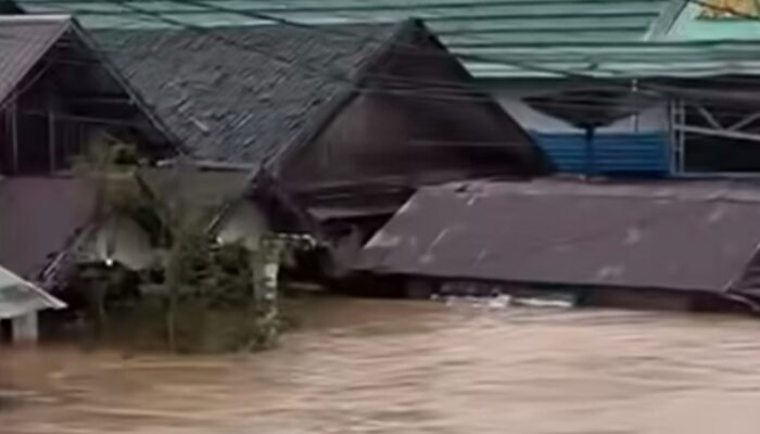 Banjir Setinggi Atap Rumah Terjang Balangan Kalsel, BPBD Evakuasi Warga Terjebak