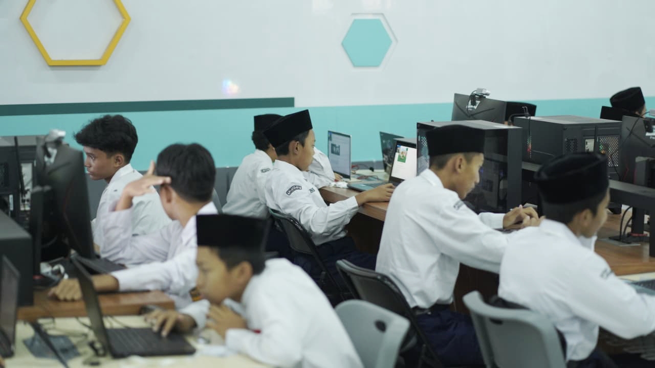 Salah satunya adalah Tsurayya Islamic School Malang (TISMA). Sejak awal, TISMA mengambil posisi untuk tidak eksklusif dan terbuka bagi berbagai latar belakang keluarga, dengan prinsip pendidikan untuk semua kalangan.