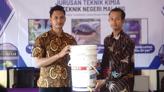 Politeknik Negeri Malang (Polinema) mendorong kemandirian lingkungan di Desa Tulusbesar, Kecamatan Tumpang, Kabupaten Malang melalui pelatihan pembuatan komposter Biodryer yang digelar pada Kamis (6/11). Pelatihan ini menjadi langkah nyata untuk membantu warga mengolah sampah organik rumah tangga menjadi kompos yang bisa langsung dimanfaatkan.