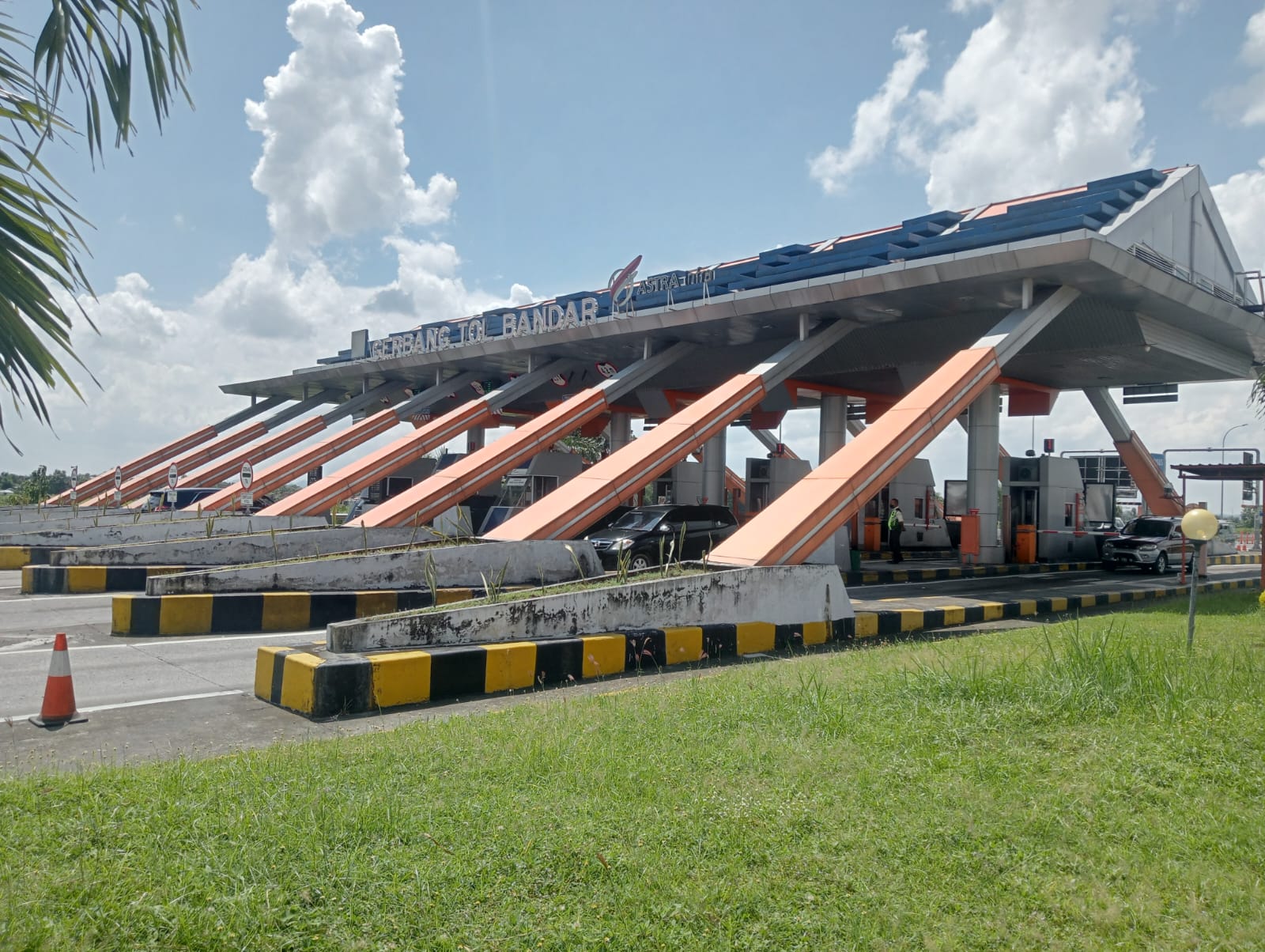 Cuaca ekstrem yang terjadi dalam beberapa hari terakhir membuat pengguna Tol Jombang–Mojokerto (Tol Jomo) diimbau meningkatkan kewaspadaan saat berkendara, terutama selama libur Isra Mikraj 2026.