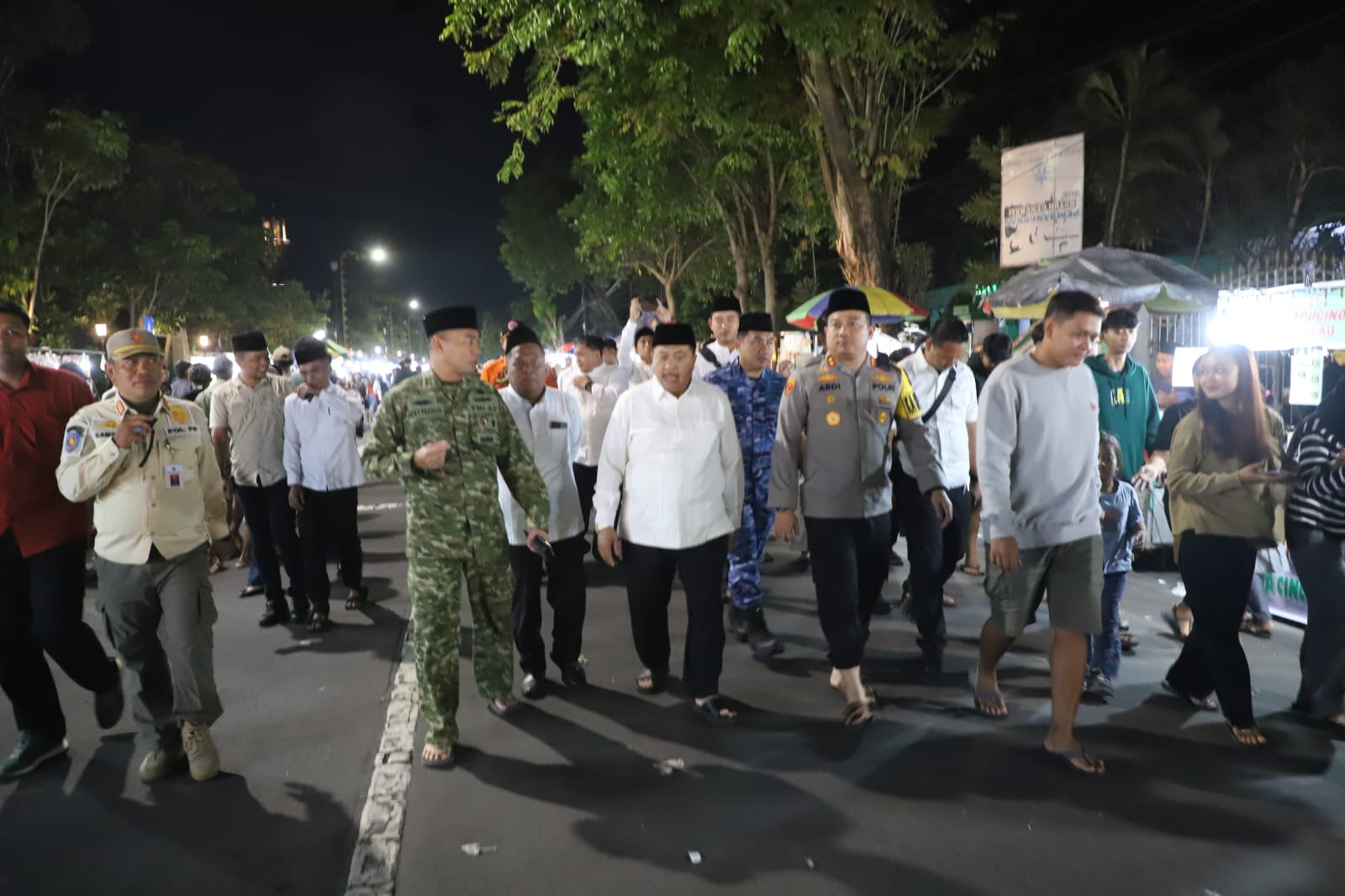 Menyambut pergantian Tahun Baru 2026, Bupati Jombang, Jawa Timur Warsubi meninjau langsung kawasan Car Free Night (CFN) Jombang di sepanjang Jl KH Wahid Hasyim, Rabu 31 Desember 2025, malam.