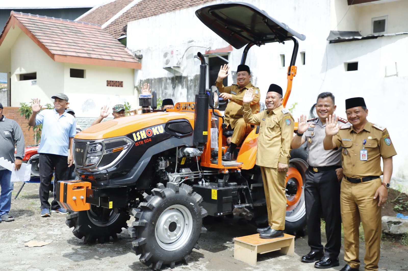 Pemkab Jombang Serahkan Alsintan APBN ke Kelompok Tani, Ini Tujuannya