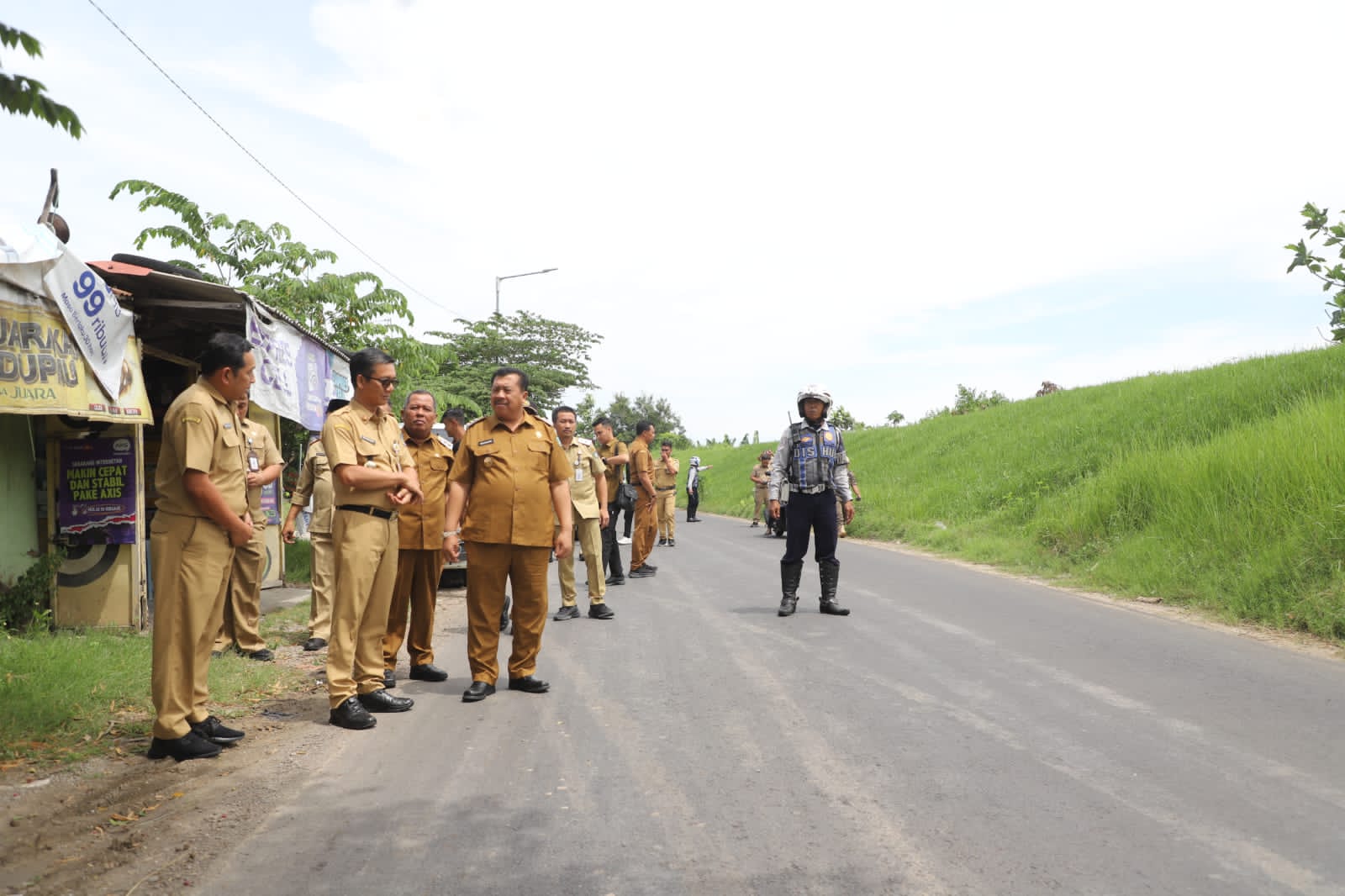 Mengawali tahun 2026 dengan semangat produktivitas, Bupati Jombang, Jawa Timur Warsubi bersama Wakil Bupati Salmanudin melakukan peninjauan langsung terhadap hasil pembangunan infrastruktur jalan Kabupaten Jombang tahun anggaran 2025 di wilayah Kecamatan Plandaan dan Kecamatan Kabuh.