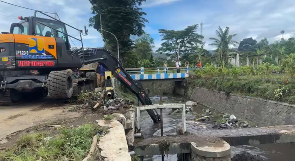 Pemerintah Kota Batu bergerak cepat menindaklanjuti luapan Sungai Kali Paron yang berdampak ke wilayah hilir. Dinas Pekerjaan Umum dan Penataan Ruang (DPUPR) Kota Batu langsung melakukan pemetaan kawasan hulu sungai sebagai langkah awal normalisasi dan pengendalian banjir.