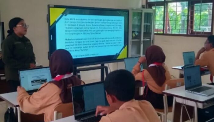 Digitalisasi, Siswa SR Terintegrasi 8 Jombang Gunakan Laptop dan Smartboard pada Pembelajaran