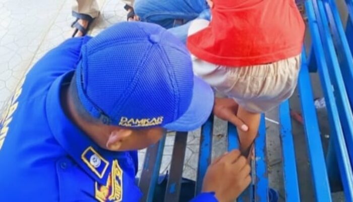 Tak Butuh Waktu Lama, Petugas Damkar Jombang Tangani Kaki Anak Terjepit Teralis Bangku
