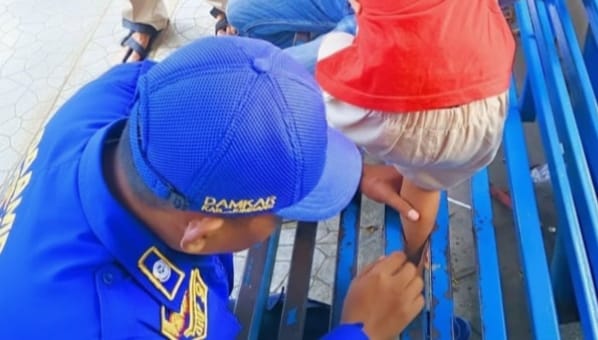 Tak Butuh Waktu Lama, Petugas Damkar Jombang Tangani Kaki Anak Terjepit Teralis Bangku