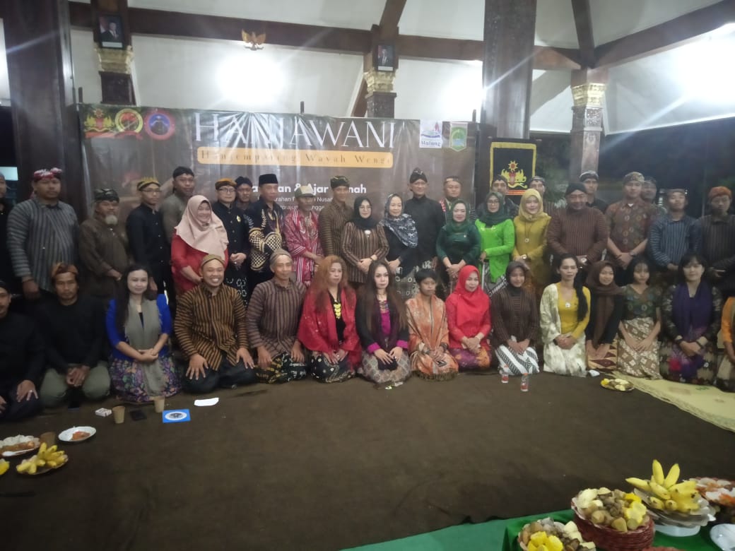 Suasana Pendopo Kawedanan Singosari, mendadak hening sejenak ketika anak panah melesat dari busur menuju sasaran. Di bawah temaram malam, kegiatan bertajuk Hanjawani menghadirkan pengalaman berbeda melalui panahan tradisional yang dipadukan dengan sarasehan budaya. Sabtu (17/1/2026) malam,