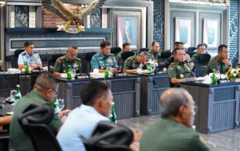 Panglima TNI Jenderal TNI Agus Subiyanto mengikuti Rapat Pimpinan (Rapim) Kementerian Pertahanan dan Tentara Nasional Indonesia (Kemhan-TNI) Tahun 2026 secara daring dari Markas Besar TNI, Jakarta, Senin (19/1/2026).