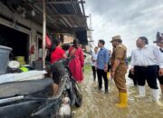 Wakil Presiden (Wapres) Gibran Rakabuming meninjau langsung lokasi banjir di Desa Srimukti, Kecamatan Tambun Utara, Kabupaten Bekasi, Jawa Barat untuk memastikan penanganan berjalan optimal serta keselamatan warga terdampak terjaga, Senin (19/01/2026).