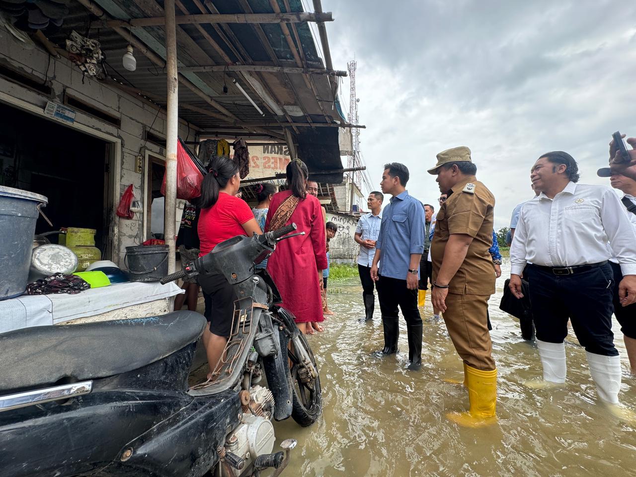 Wakil Presiden (Wapres) Gibran Rakabuming meninjau langsung lokasi banjir di Desa Srimukti, Kecamatan Tambun Utara, Kabupaten Bekasi, Jawa Barat untuk memastikan penanganan berjalan optimal serta keselamatan warga terdampak terjaga, Senin (19/01/2026).