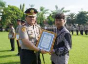 Aksi sigap membantu polisi menangkap maling motor mengantarkan tiga warga Kecamatan Ngoro, Kabupaten Jombang, Jawa Timur, meraih penghargaan dari Polres Jombang.