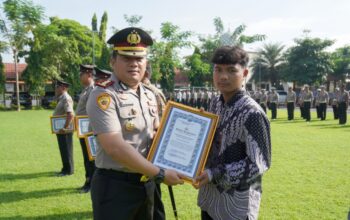 Aksi sigap membantu polisi menangkap maling motor mengantarkan tiga warga Kecamatan Ngoro, Kabupaten Jombang, Jawa Timur, meraih penghargaan dari Polres Jombang.