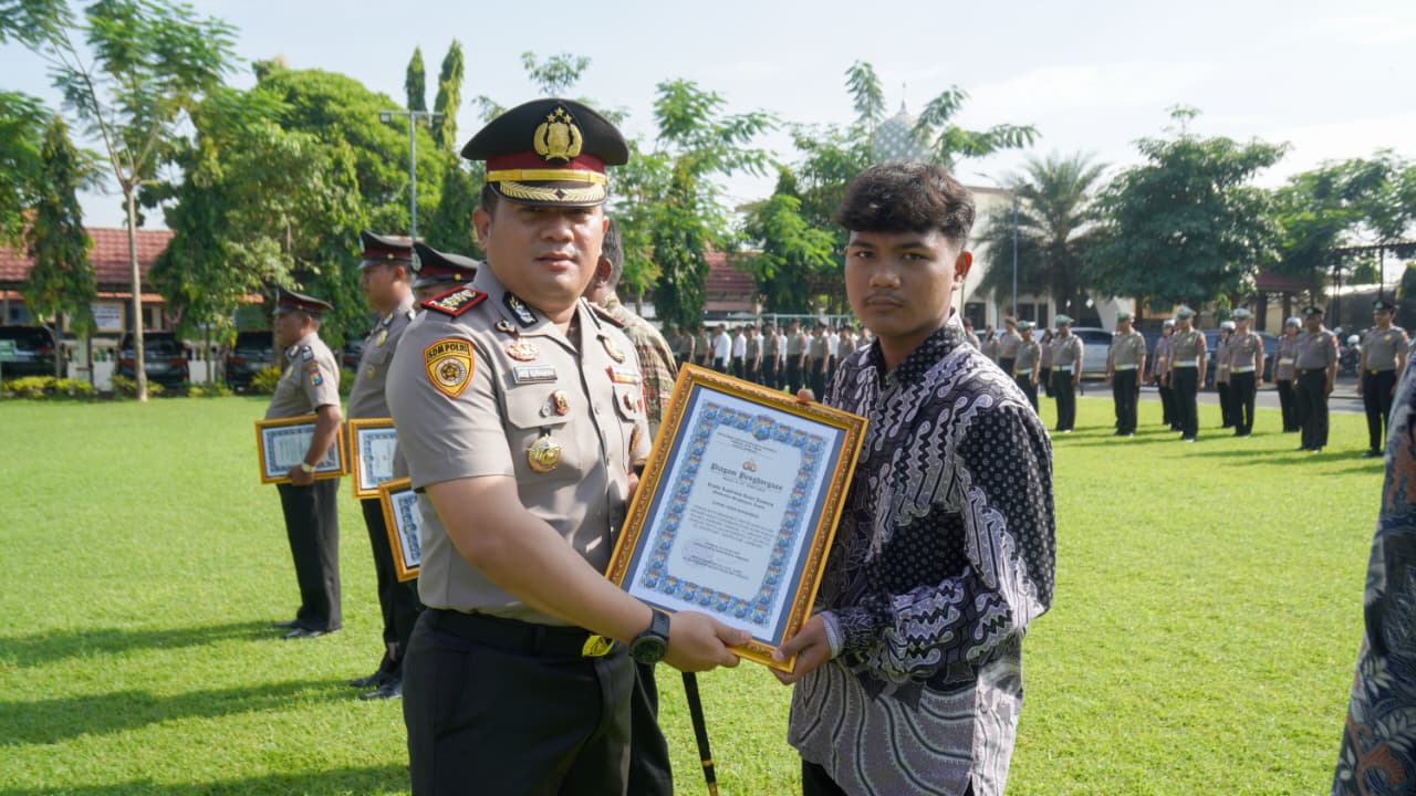 Aksi sigap membantu polisi menangkap maling motor mengantarkan tiga warga Kecamatan Ngoro, Kabupaten Jombang, Jawa Timur, meraih penghargaan dari Polres Jombang.