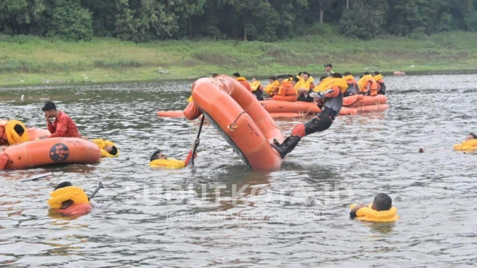 Latihan Survival Dasar Bima Sakti XLVI A resmi ditutup. Komandan Pangkalan TNI Angkatan Udara (Danlanud) Abdulrachman Saleh, Marsma TNI Reza R.R. Sastranegara, S.Sos., M.A.P., MNSS, memastikan awak pesawat TNI Angkatan Udara siap menghadapi kondisi terburuk dalam setiap penugasan operasi udara.
