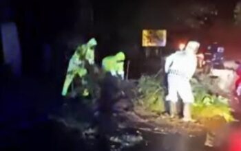 Hujan deras yang mengguyur Kecamatan Pujon, Kabupaten Malang, Rabu (21/1/2026) petang, memicu tanah longsor di sejumlah titik dan berdampak langsung pada jalur provinsi Malang-Kediri.