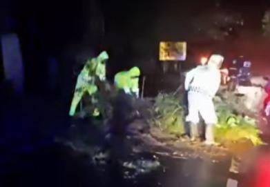 Hujan deras yang mengguyur Kecamatan Pujon, Kabupaten Malang, Rabu (21/1/2026) petang, memicu tanah longsor di sejumlah titik dan berdampak langsung pada jalur provinsi Malang-Kediri.