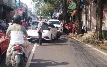 Diduga Microsleep, Kecelakaan Beruntun Libatkan Tiga Mobil di Kota Malang