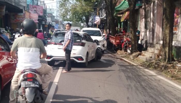 Diduga Microsleep, Kecelakaan Beruntun Libatkan Tiga Mobil di Kota Malang
