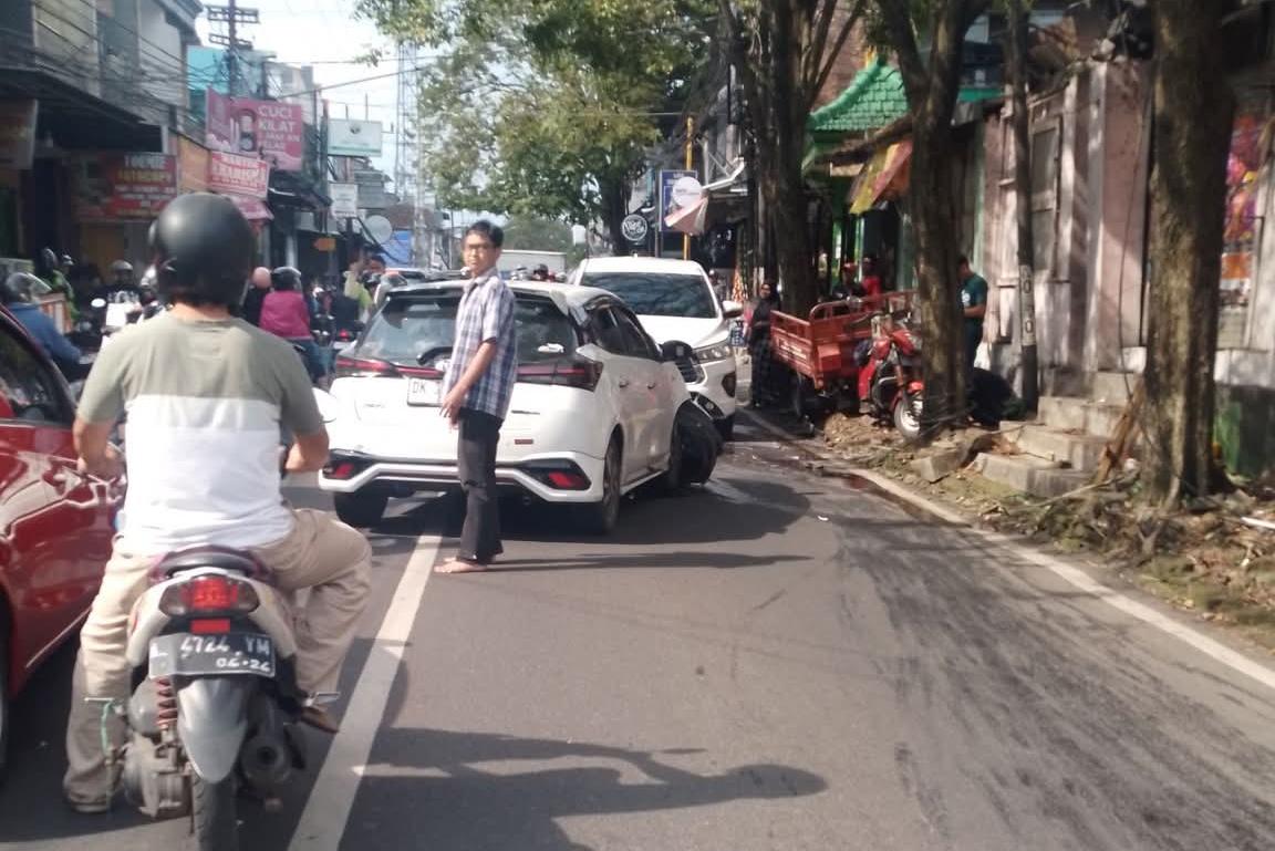 Diduga Microsleep, Kecelakaan Beruntun Libatkan Tiga Mobil di Kota Malang