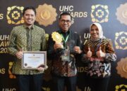 Komitmen Pemerintah Kota Batu dalam menjamin akses layanan kesehatan bagi warganya kembali mendapat pengakuan nasional. Pemkot Batu meraih UHC Award 2026 Kategori Madya atas capaian perlindungan kesehatan masyarakat melalui Program Jaminan Kesehatan Nasional (JKN).