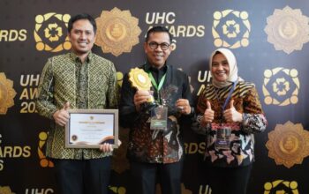 Komitmen Pemerintah Kota Batu dalam menjamin akses layanan kesehatan bagi warganya kembali mendapat pengakuan nasional. Pemkot Batu meraih UHC Award 2026 Kategori Madya atas capaian perlindungan kesehatan masyarakat melalui Program Jaminan Kesehatan Nasional (JKN).