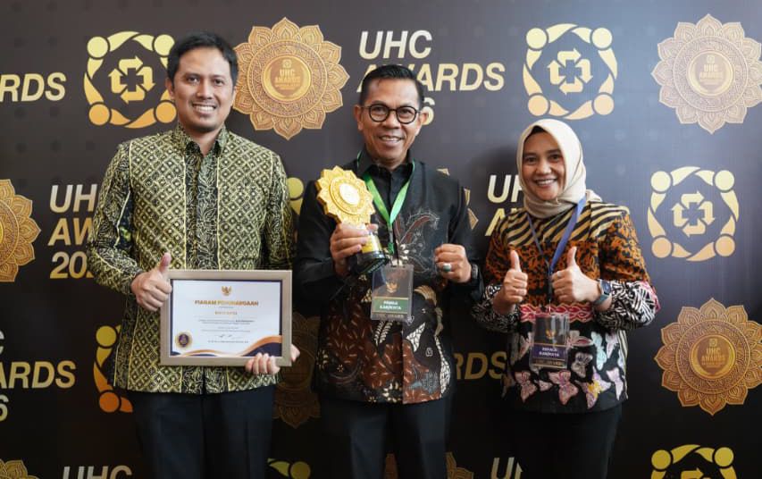 Komitmen Pemerintah Kota Batu dalam menjamin akses layanan kesehatan bagi warganya kembali mendapat pengakuan nasional. Pemkot Batu meraih UHC Award 2026 Kategori Madya atas capaian perlindungan kesehatan masyarakat melalui Program Jaminan Kesehatan Nasional (JKN).