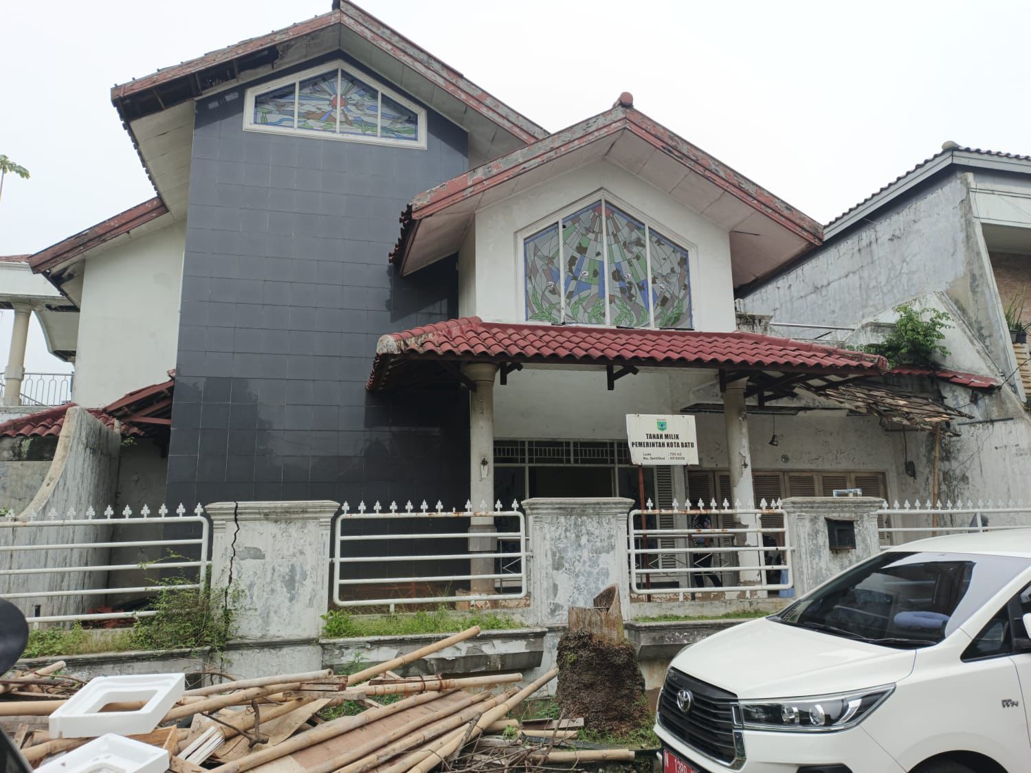 Aset milik Pemkot Batu berupa rumah dinas di Jalan Cibubur Indah II, Kecamatan Ciracas, Jakarta Timur akhirnya resmi dilelang. Properti tersebut kini ditawarkan ke publik melalui mekanisme lelang terbuka setelah dinilai tidak lagi produktif dan membebani anggaran daerah.