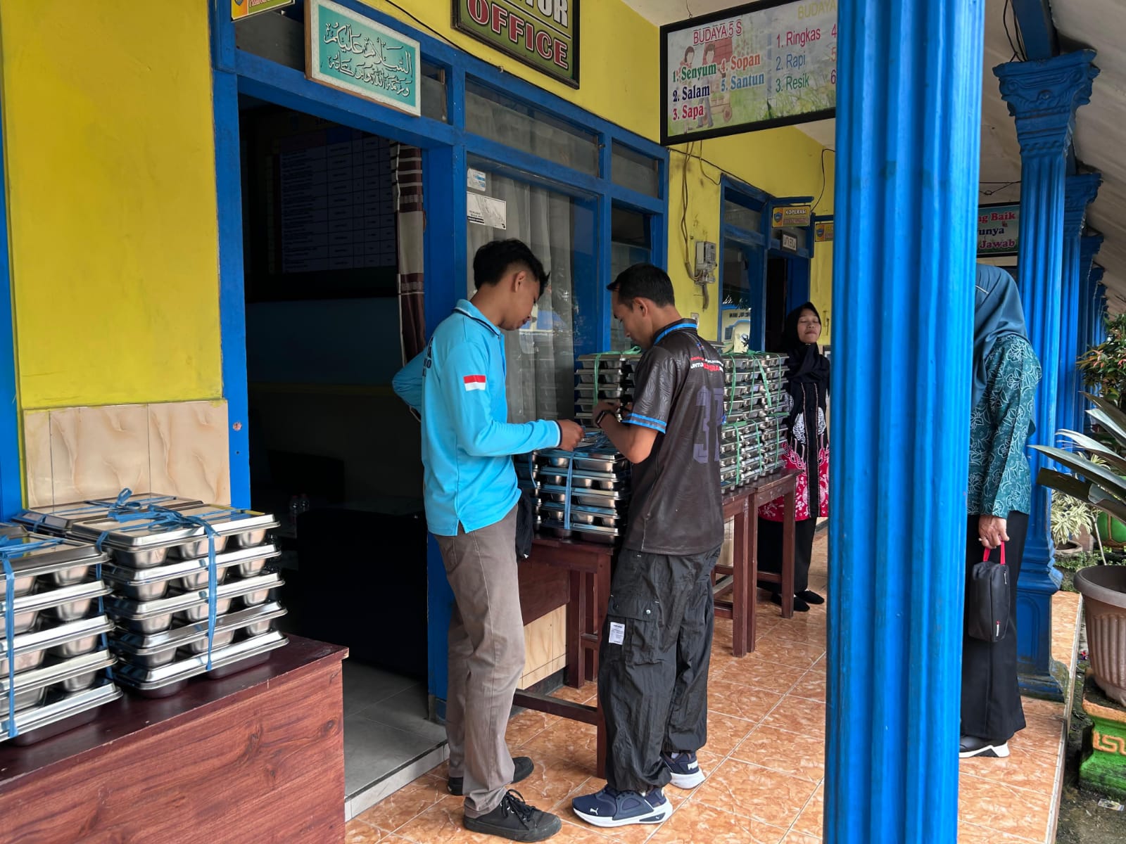 Satuan Pelayanan Pemenuhan Gizi (SPPG) Banjarejo, di bawah naungan Yayasan Alief Berkah Abadi, resmi memulai running awal program Makan Bergizi Gratis (MBG) di Jalan Pasar Laju, Desa Banjarejo, Kecamatan Ngantang, Kabupaten Malang, Kamis (29/1/2026).