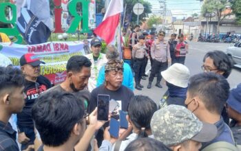 Penanganan hukum kasus pemukulan Kepala Satpol PP Kabupaten Jombang, Jawa Timur, yang diduga dilakukan oknum pedagang kaki lima (PKL) saat penertiban peraturan daerah (perda) di Alun-alun Jombang, hingga kini masih terus berproses.