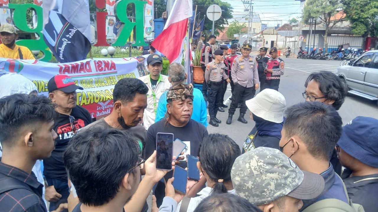 Penanganan hukum kasus pemukulan Kepala Satpol PP Kabupaten Jombang, Jawa Timur, yang diduga dilakukan oknum pedagang kaki lima (PKL) saat penertiban peraturan daerah (perda) di Alun-alun Jombang, hingga kini masih terus berproses.