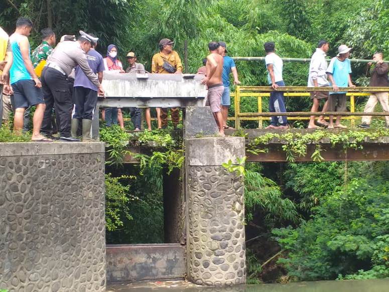 Lansia Tewas Terjepit Pintu Air DAM Bululawang, Polisi dan Tim SAR Lakukan Evakuasi Cepat