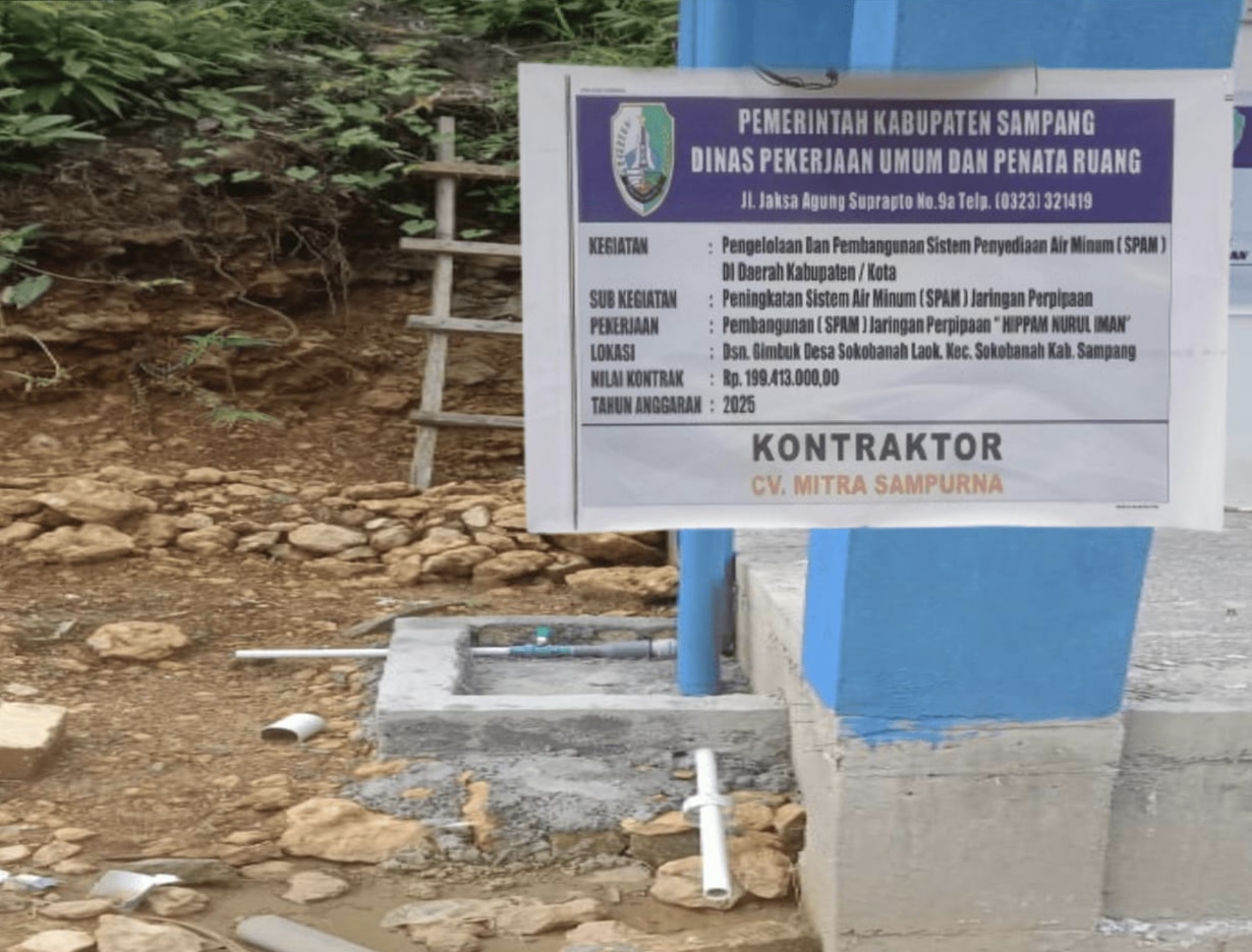 Kegiatan Pengelolaan Dan Pembangunan Sistem Penyediaan Air Minum ( SPAM ) oleh Dinas Pekerjaan Umum Dan Penataan Ruang (PUPR) di Dusun Gimbuk, Desa Sokobanah Laok, Kecamatan Sokobanah, Kabupaten Sampang tuai protes warga dan dianggap kurang bermanfaat.