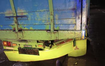 Kecelakaan lalu lintas maut terjadi di Desa Karangpakis, Kecamatan Kabuh, Kabupaten Jombang, Jawa Timur pada Jumat 9 Januari 2026, malam kemarin.