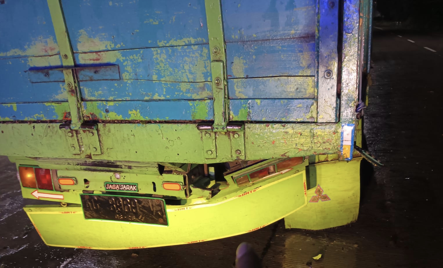 Kecelakaan lalu lintas maut terjadi di Desa Karangpakis, Kecamatan Kabuh, Kabupaten Jombang, Jawa Timur pada Jumat 9 Januari 2026, malam kemarin.