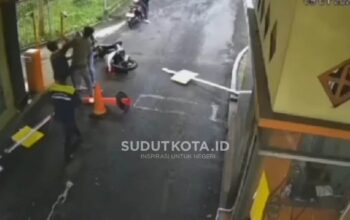 Orangtua Petugas Portal Lahor Ungkap Versi Kejadian: Pemotor Sudah Diingatkan, Lempar Uang hingga Tabrak Kaki Petugas