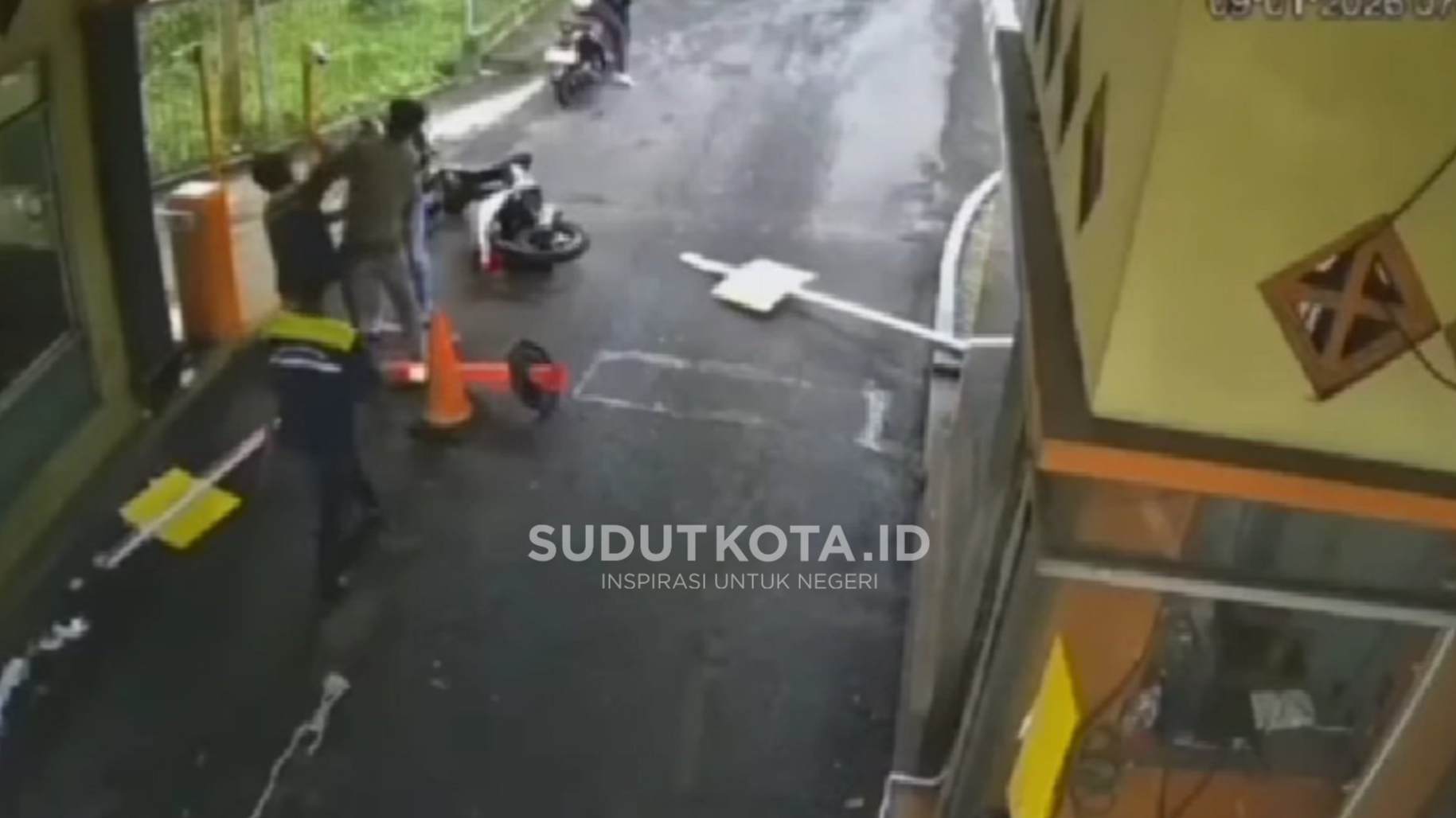 Orangtua Petugas Portal Lahor Ungkap Versi Kejadian: Pemotor Sudah Diingatkan, Lempar Uang hingga Tabrak Kaki Petugas