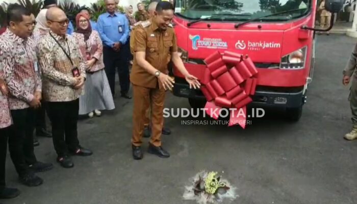 Saat Pipa Tua Jadi Ancaman, Bank Jatim Suplai Truk Tangki untuk Warga Malang