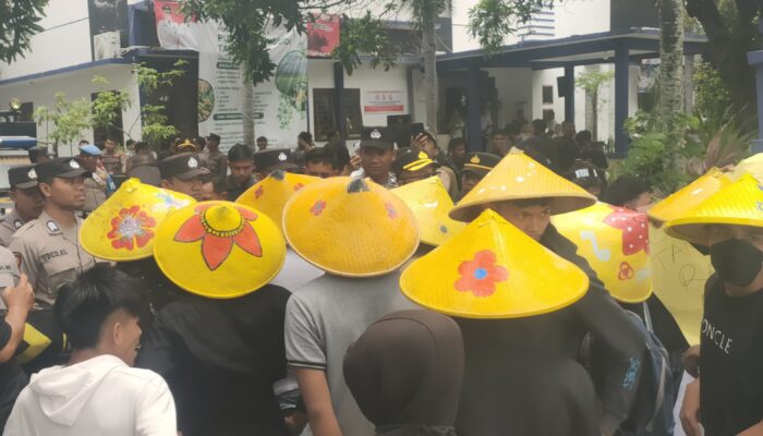 Aliansi Mahasiswa Sampang Geruduk Dinas Pertanian dan Ketahanan Pangan