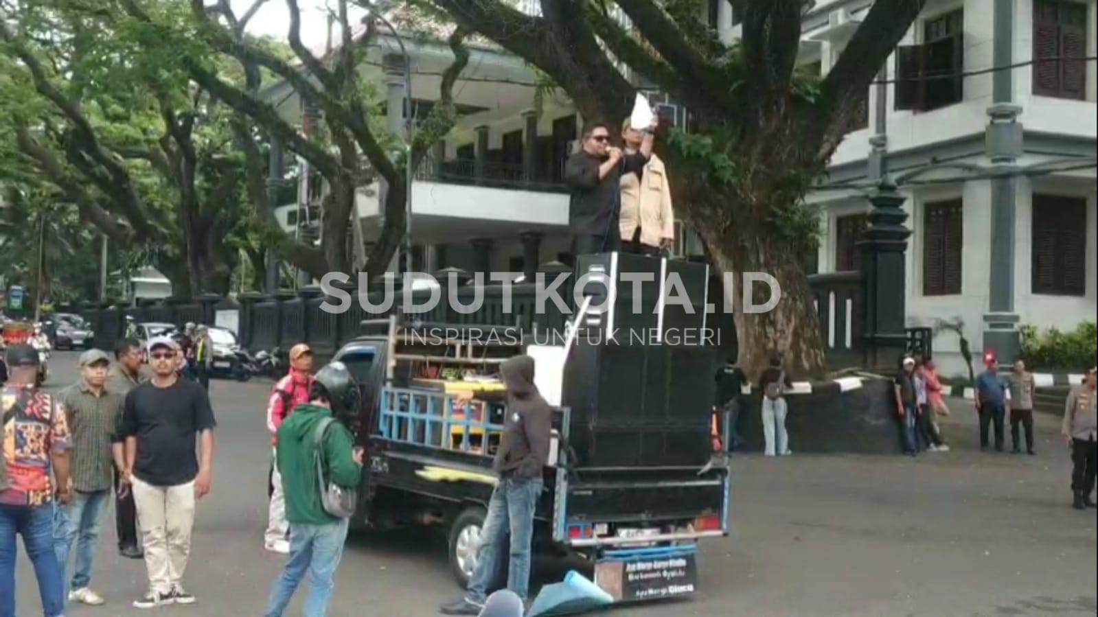 Soroti Tempat Hiburan Malam “The Soul”, Puluhan Massa Gelar Aksi di Balai Kota Malang