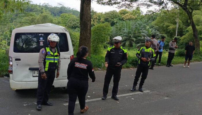 Laka Tunggal, Minibus Terguling di Jalan Lingkar Barat Kepanjen Malang