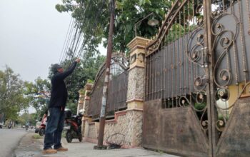 Kabel Internet di Jombang Menjuntai ke Jalan Raya Hingga Menjerat Leher Warga Sampai Terluka